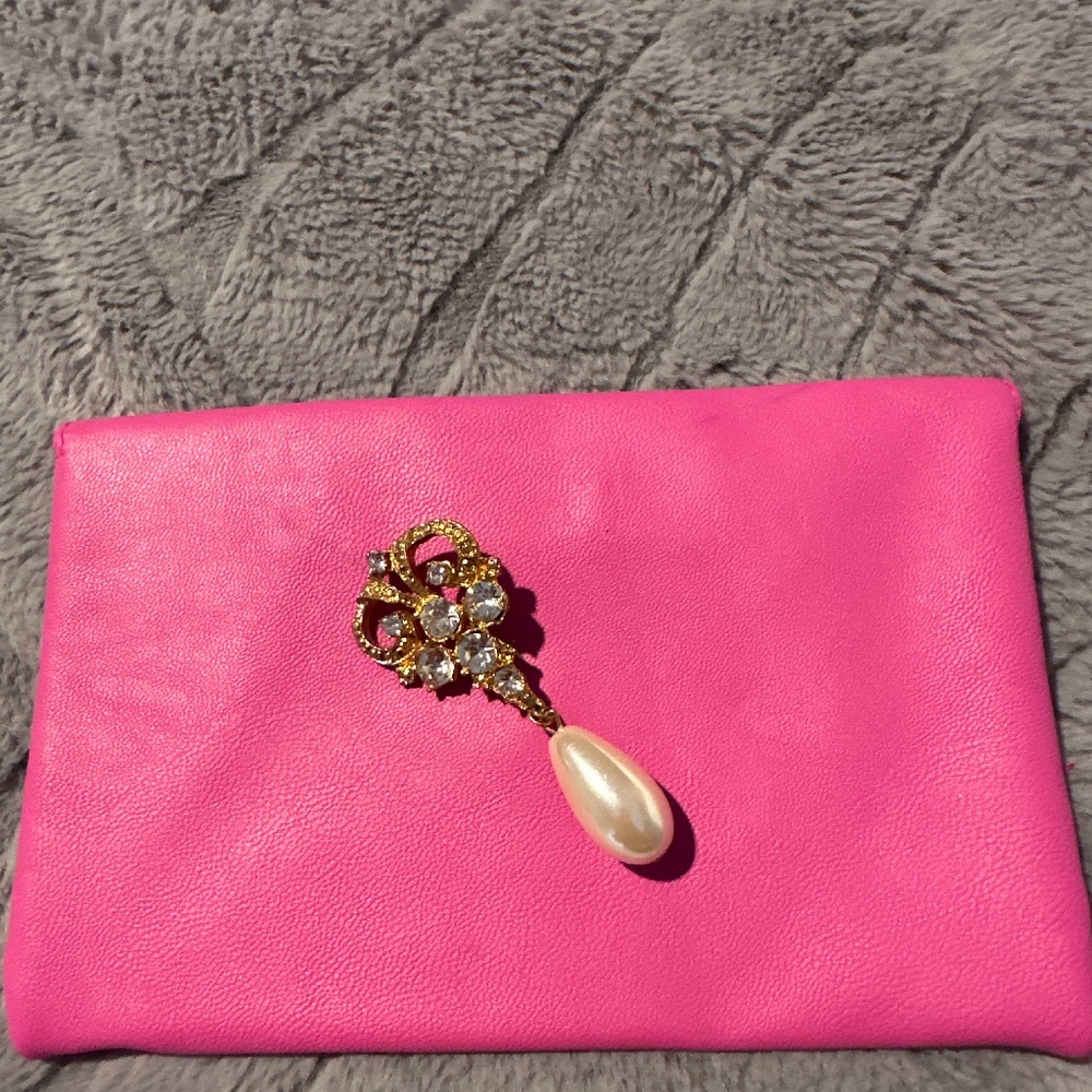Beautiful brooch - Picture 1 of 4